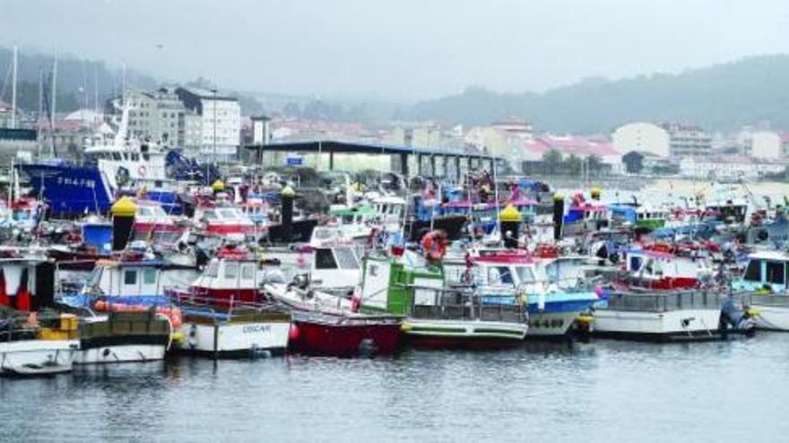 Flota amarrada en el Puerto de Cangas por los temporales del pasado enero.  // Gonzalo Núñez