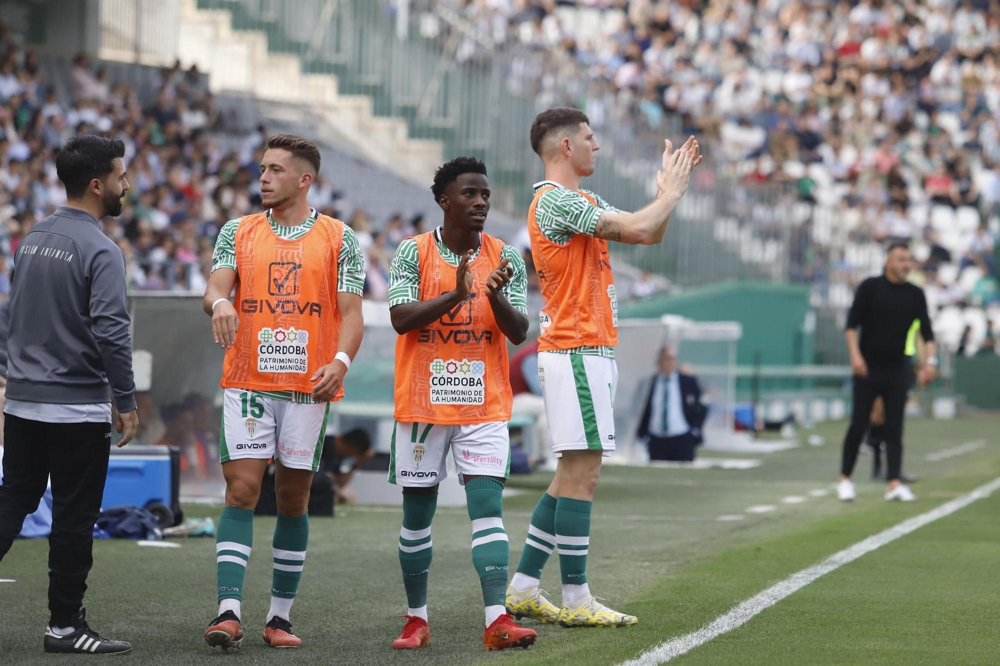 Toril, a la derecha en la banda de El Arcángel con Iván Ania al fondo, este sábado, durante el Córdoba CF - San Fernando.