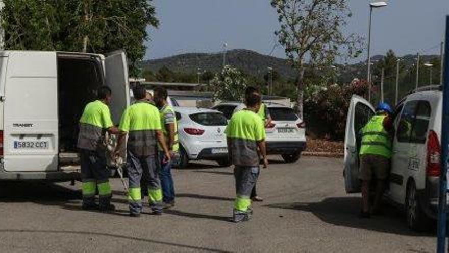 Los trabajadores de las depuradoras, antes de la reunión en la que decidieron ir a la huelga.