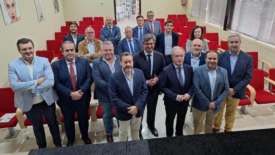 Miembros del comité provincial de CECO y empresarios de Puente Genil, con el alcalde.