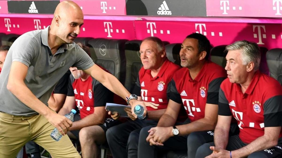 Pep Guardiola se dirige hacia Carlo Ancelotti para saludarle, el miércoles en el Allianz Arena de Múnich