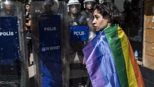 Una asistente a la manifestación para protestar por la ilegalización del desfile del Orgullo en Estambul frente a la policía turca