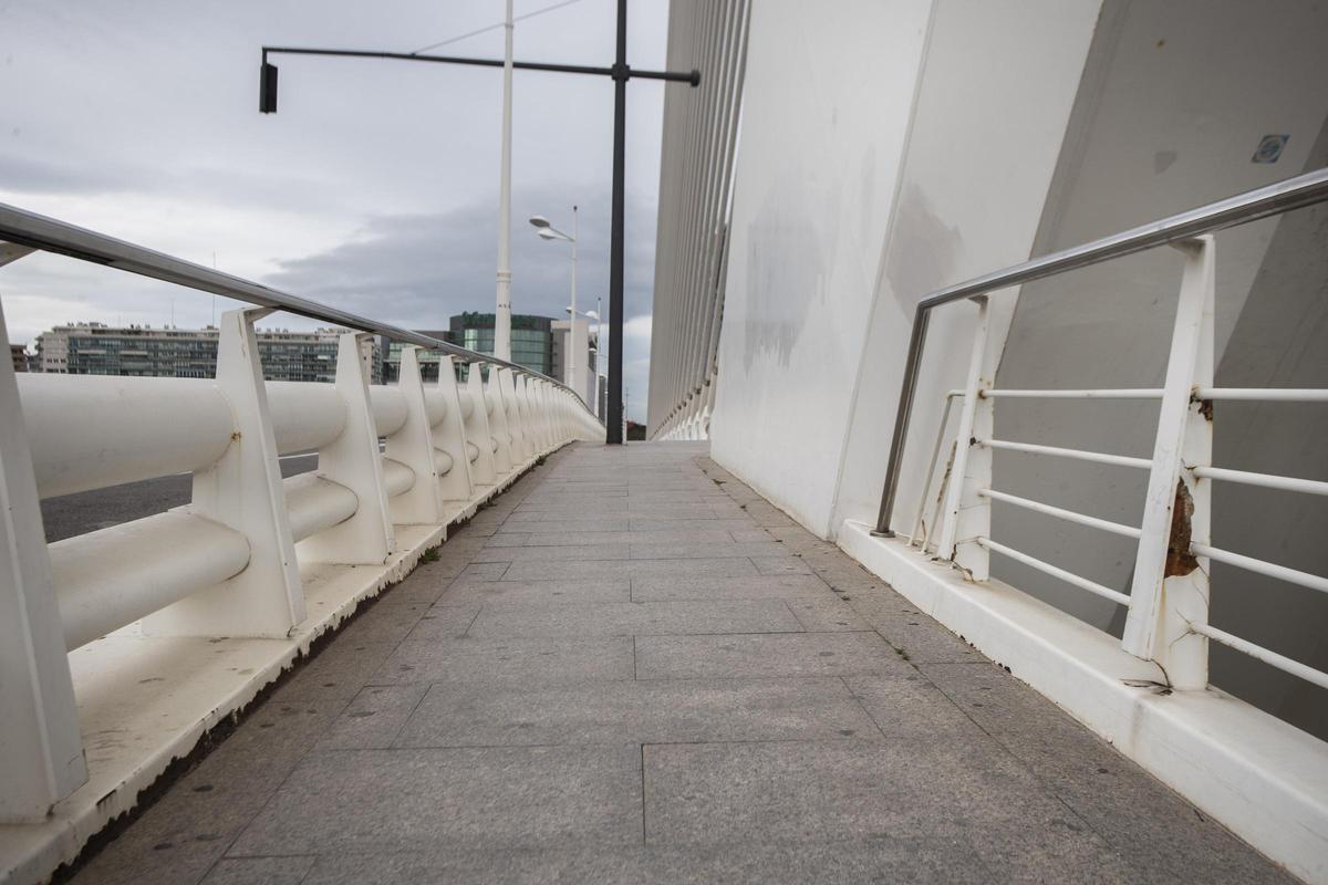 La corrosión y las grietas afectan al puente de l'Assut de l'Or de València.