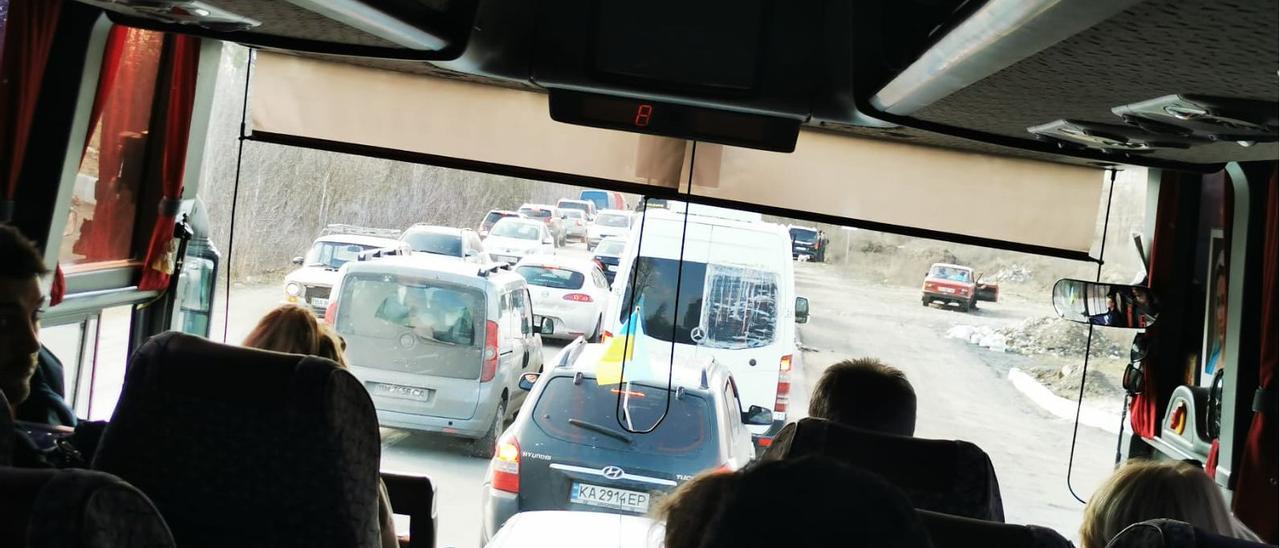 Uno de los autobuses de la Embajada Española en Ucrania que lleva atascado horas en su trayecto a Polonia