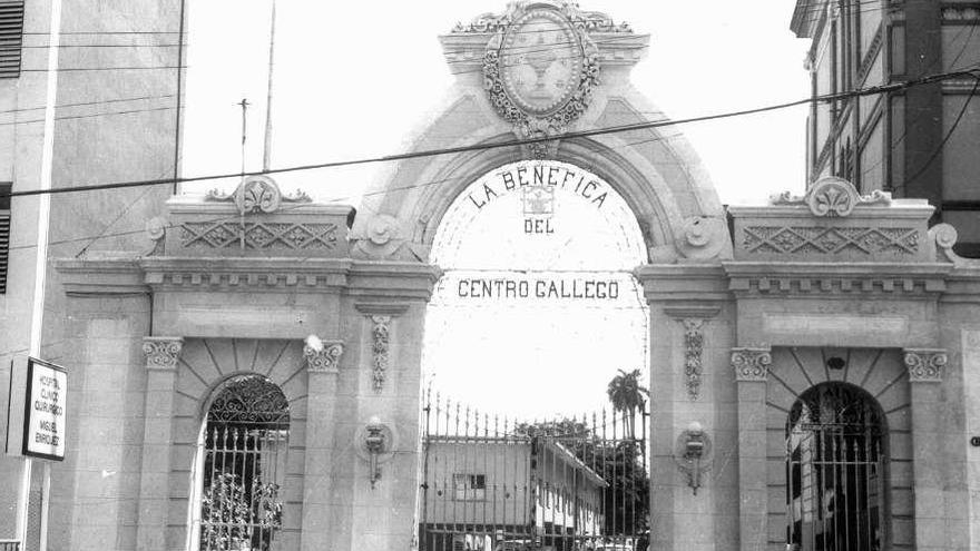 Entrada del Centro de Salud del Centro Gallego en Cuba en el año 1989. / la opinión