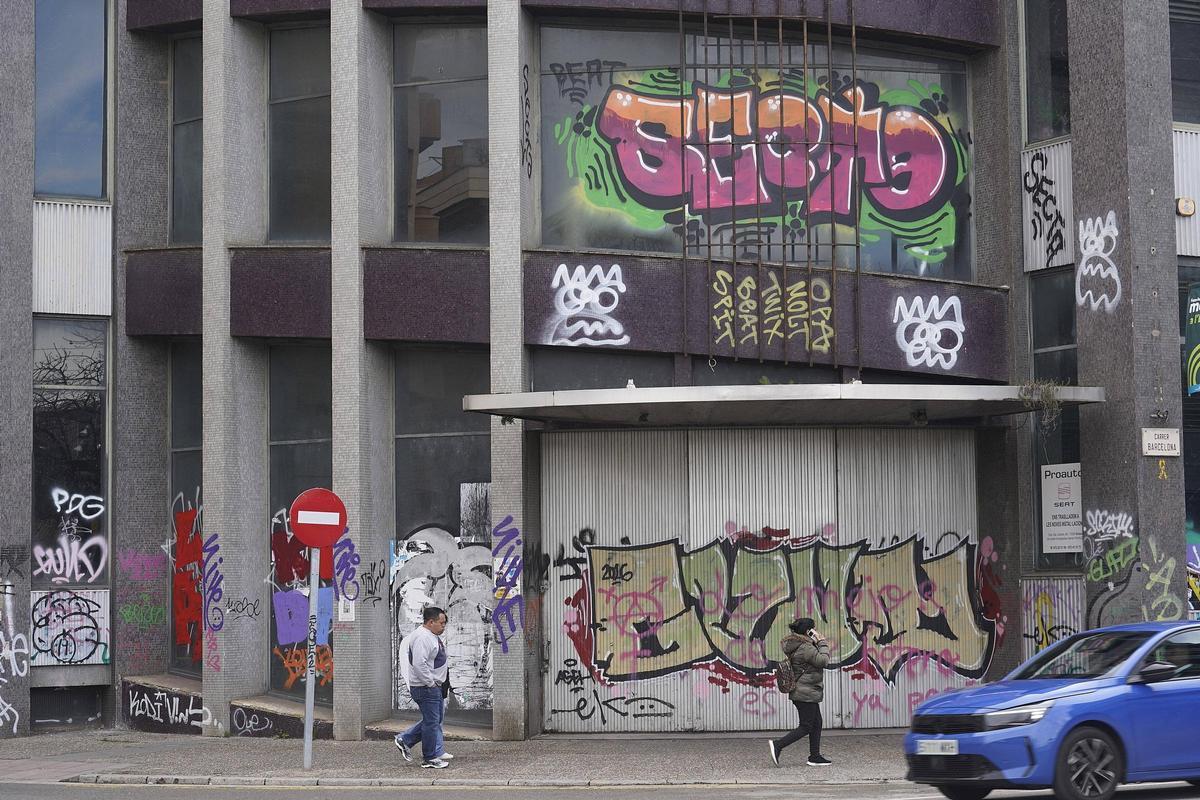 Els baixos de l'edifici amb l'antiga entrada a l'antic concessionari de la Seat.