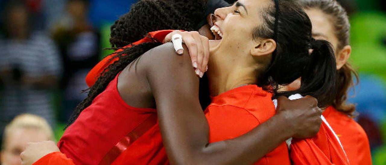 Romero y Ndour, compañeras en el Islas Canarias, se felicitan tras el triunfo.