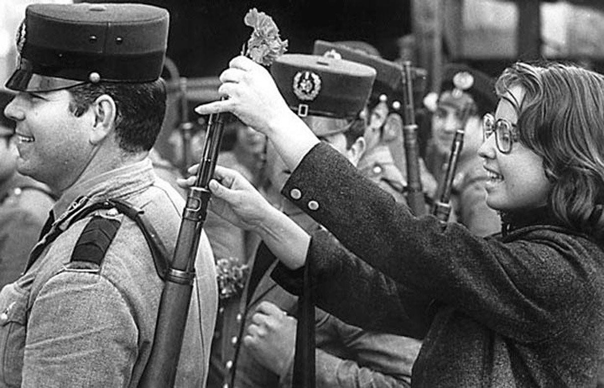 Unha muller introduce un caravel dentro do fusil dun soldado o 25 de abril de 1979 en Lisboa