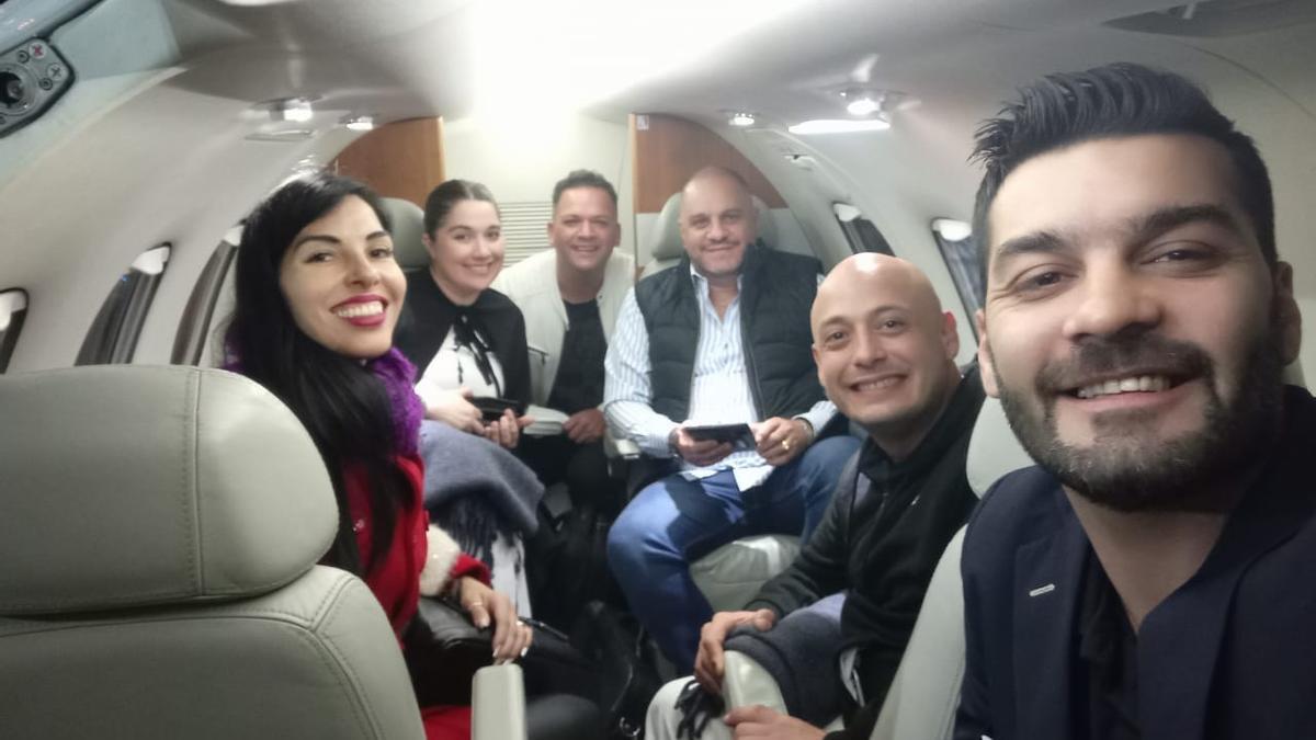 Mariel Velázquez y Fer Camilletti, en primer plano, durante un vuelo privado con Leonardo Cositorto y otros líderes de Zoe