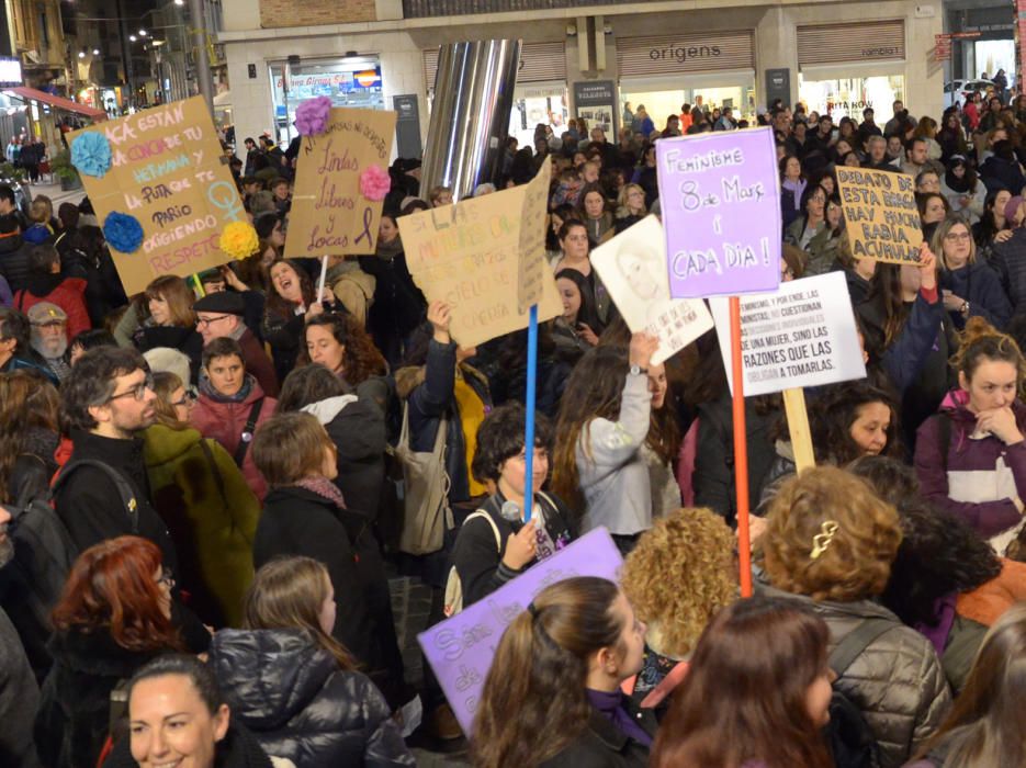 Multitudinària manifestació feminista a Girona