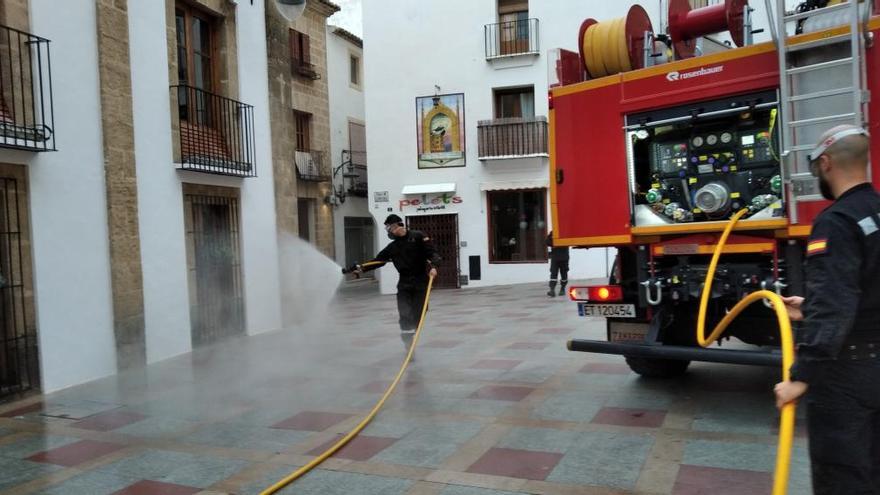 La UME desinfecta la entrada al Ayuntamiento de Xàbia