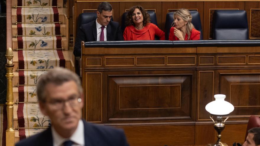 El presidente del Gobierno, Pedro Sánchez; la vicepresidenta primera y ministra de Hacienda, María Jesús Montero y la vicepresidenta segunda y ministra de Trabajo, Yolanda Díaz, mientras llega a intervenir el líder del PP, Alberto Núñez Feijóo.