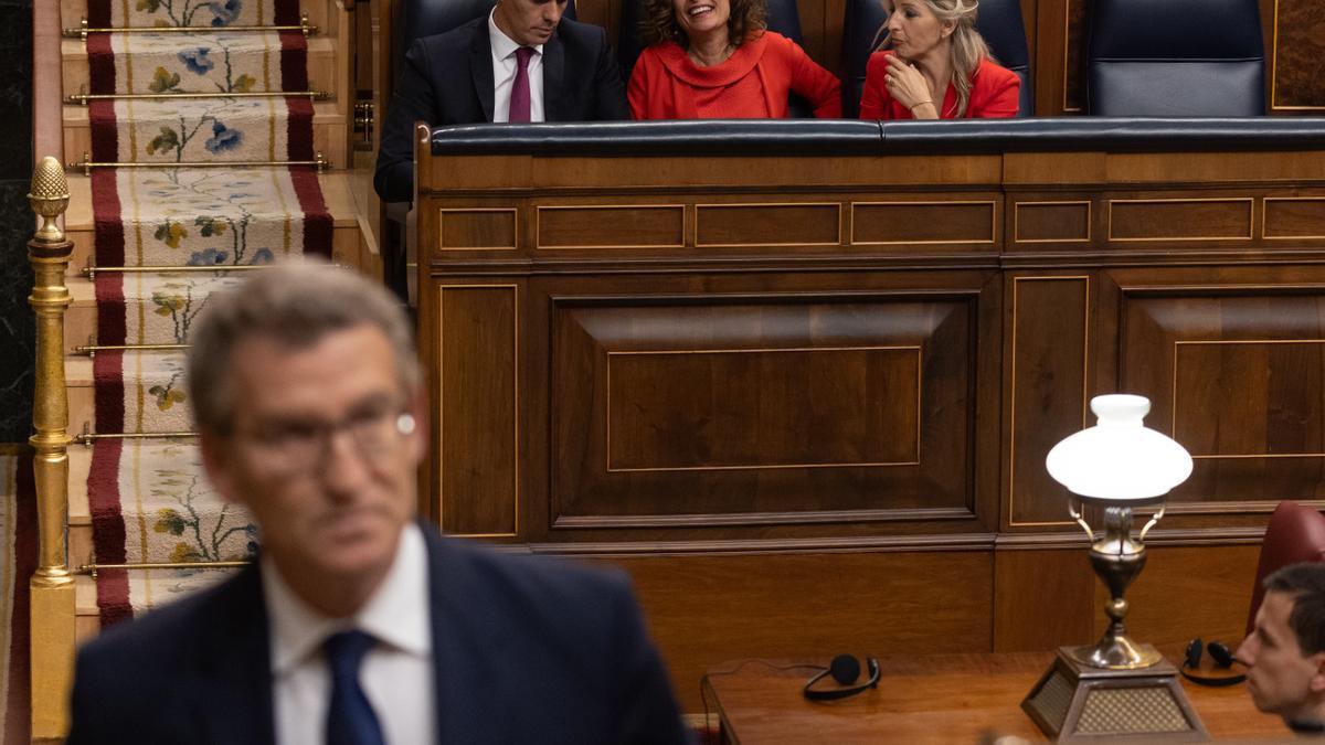 El presidente del Gobierno, Pedro Sánchez; la vicepresidenta primera y ministra de Hacienda, María Jesús Montero y la vicepresidenta segunda y ministra de Trabajo, Yolanda Díaz, mientras llega a intervenir el líder del PP, Alberto Núñez Feijóo.