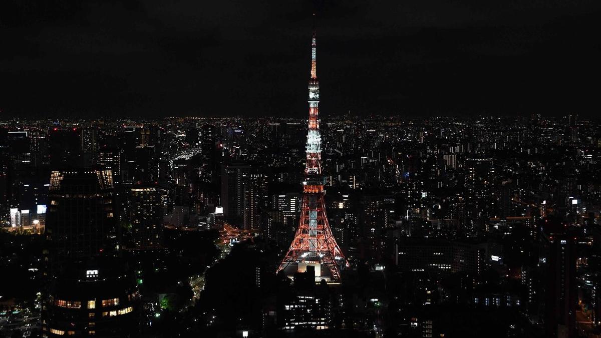 La Torre de Tokio está alumbrada por la noche en Tokio, una de las ciudades anfitrionas de la próxima Copa Mundial de Rugby 2019 en Japón.