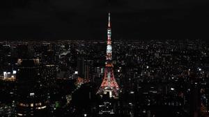 La Torre de Tokio está alumbrada por la noche en Tokio, una de las ciudades anfitrionas de la próxima Copa Mundial de Rugby 2019 en Japón.