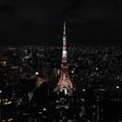 La Torre de Tokio está alumbrada por la noche en Tokio, una de las ciudades anfitrionas de la próxima Copa Mundial de Rugby 2019 en Japón.