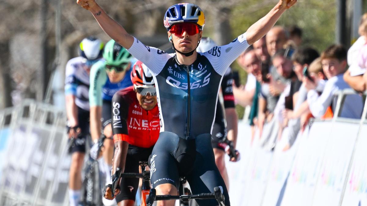 Pidcock celebra la victoria en Torredelcampos, en la segunda etapa de la Vuelta a Andalucía Ruta del Sol 2025,