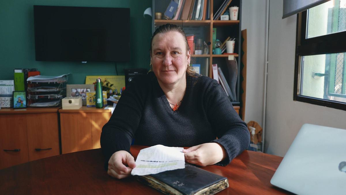 Imma, vecina de La Torre, recupera tras la dana un diario de 2014 que relata los primeros días de vida de su hijo