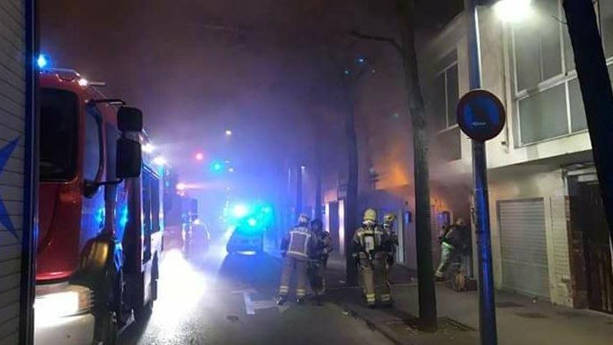 Cremen dues habitacions d&#039;una casa abandonada de Salt