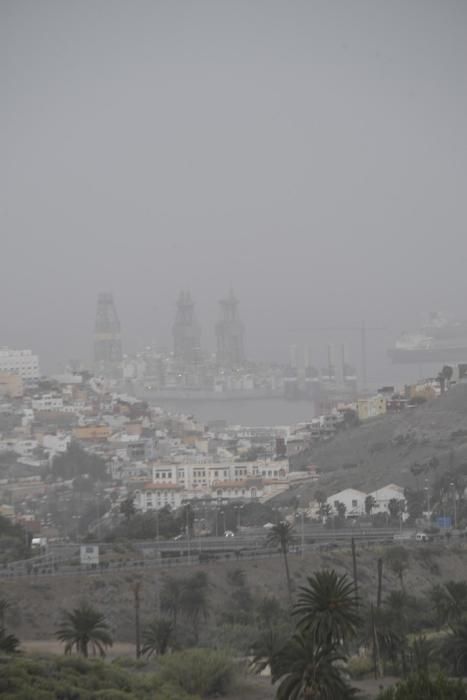 24-02-20 LAS PALMAS DE GRAN CANARIA. DIFERNETES LUGARES. LAS PALMAS DE GRAN CANARIA. METEOROLOGIA. Calima.    Fotos: Juan Castro.