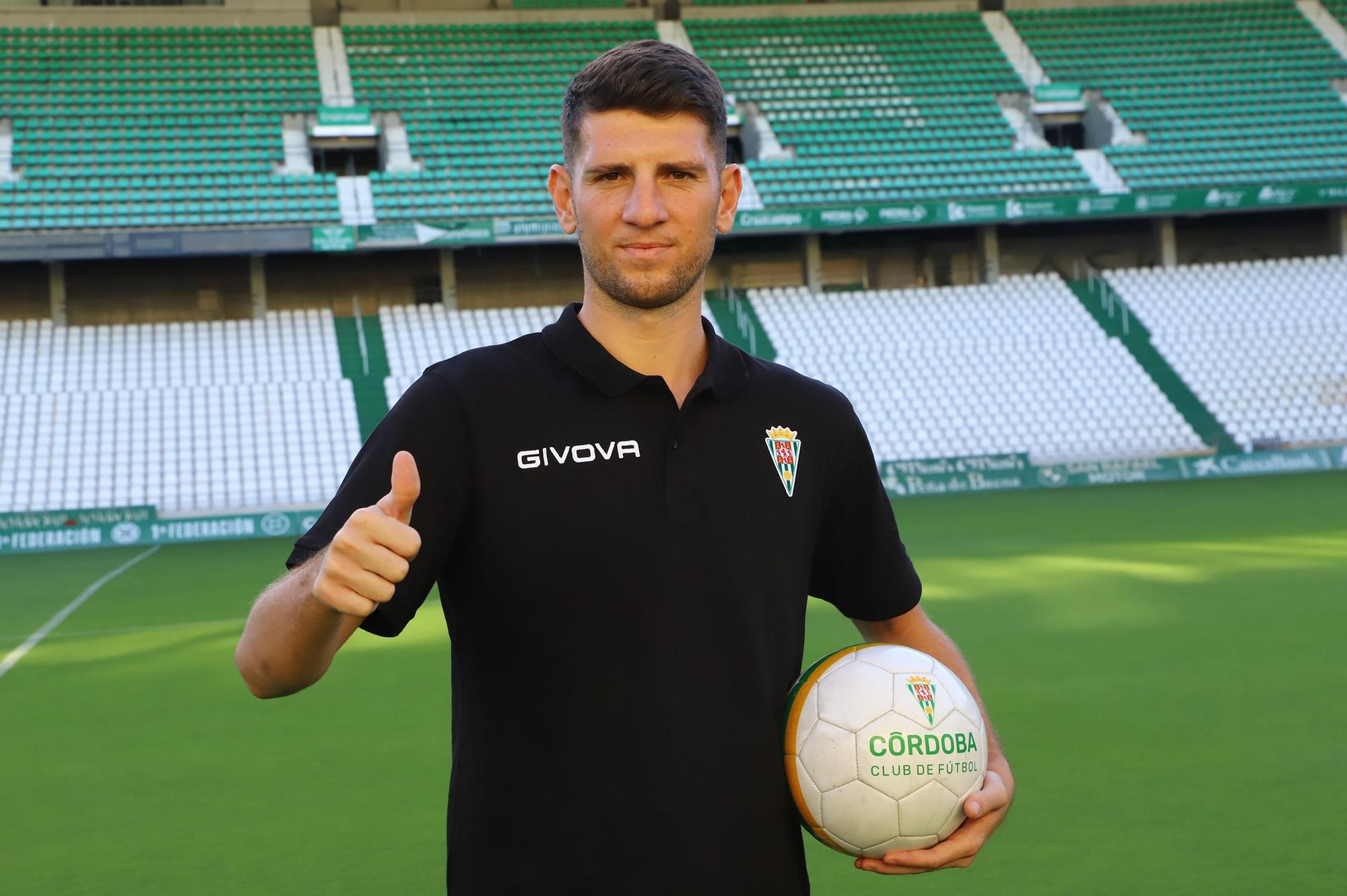 La presentación del nuevo jugador del Córdoba CF, Alberto Toril, en imágenes