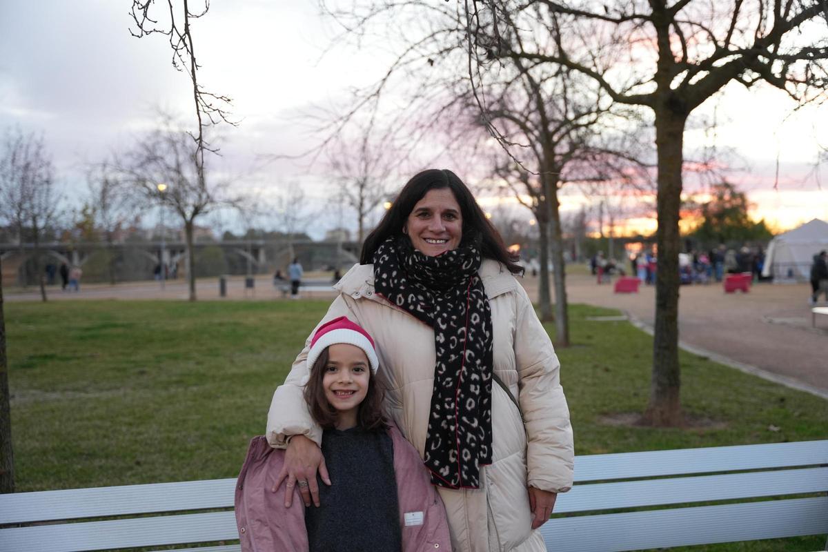 Susana Luengo y su hija Victoria en el parque del río Guadiana de Badajoz.
