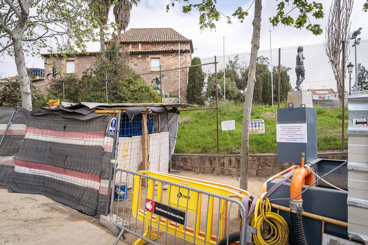La Masia del Barça, envuelta por casetas y vallas de las obras del Camp Nou, en una imagen de archivo.