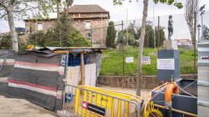 La Masia del Barça, envuelta por casetas y vallas de las obras del Camp Nou, en una imagen de archivo.