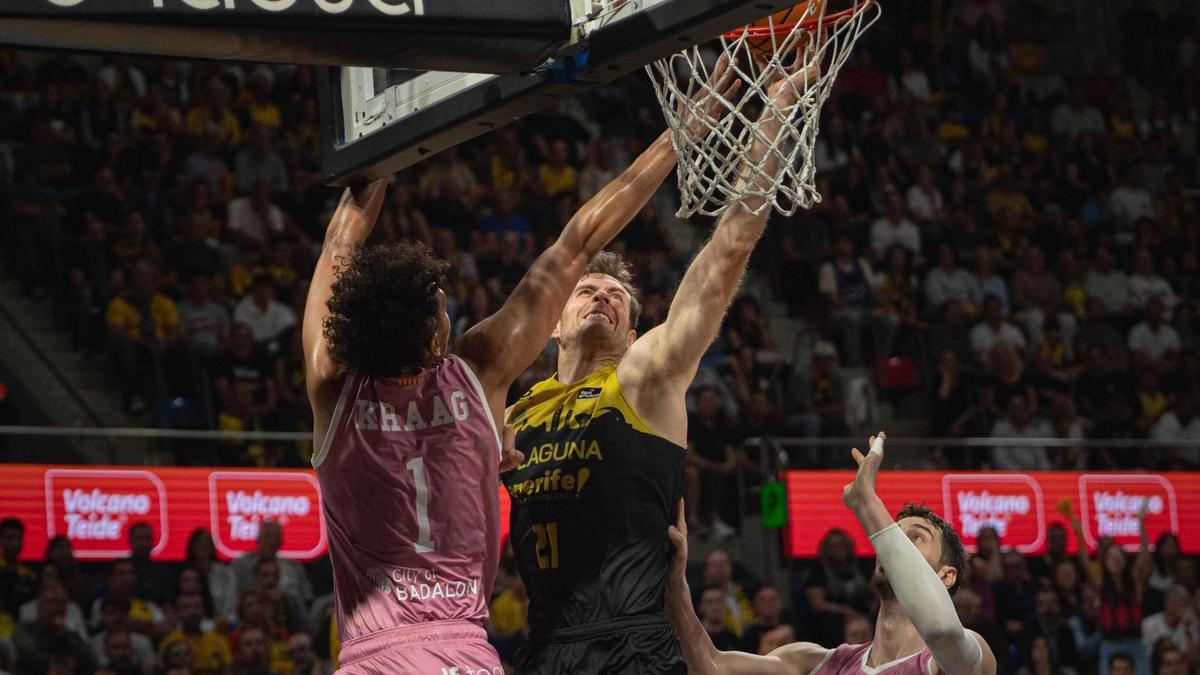 Abromaitis, por encima de Tomic en el primer duelo de cuartos de final de 'playoff'.