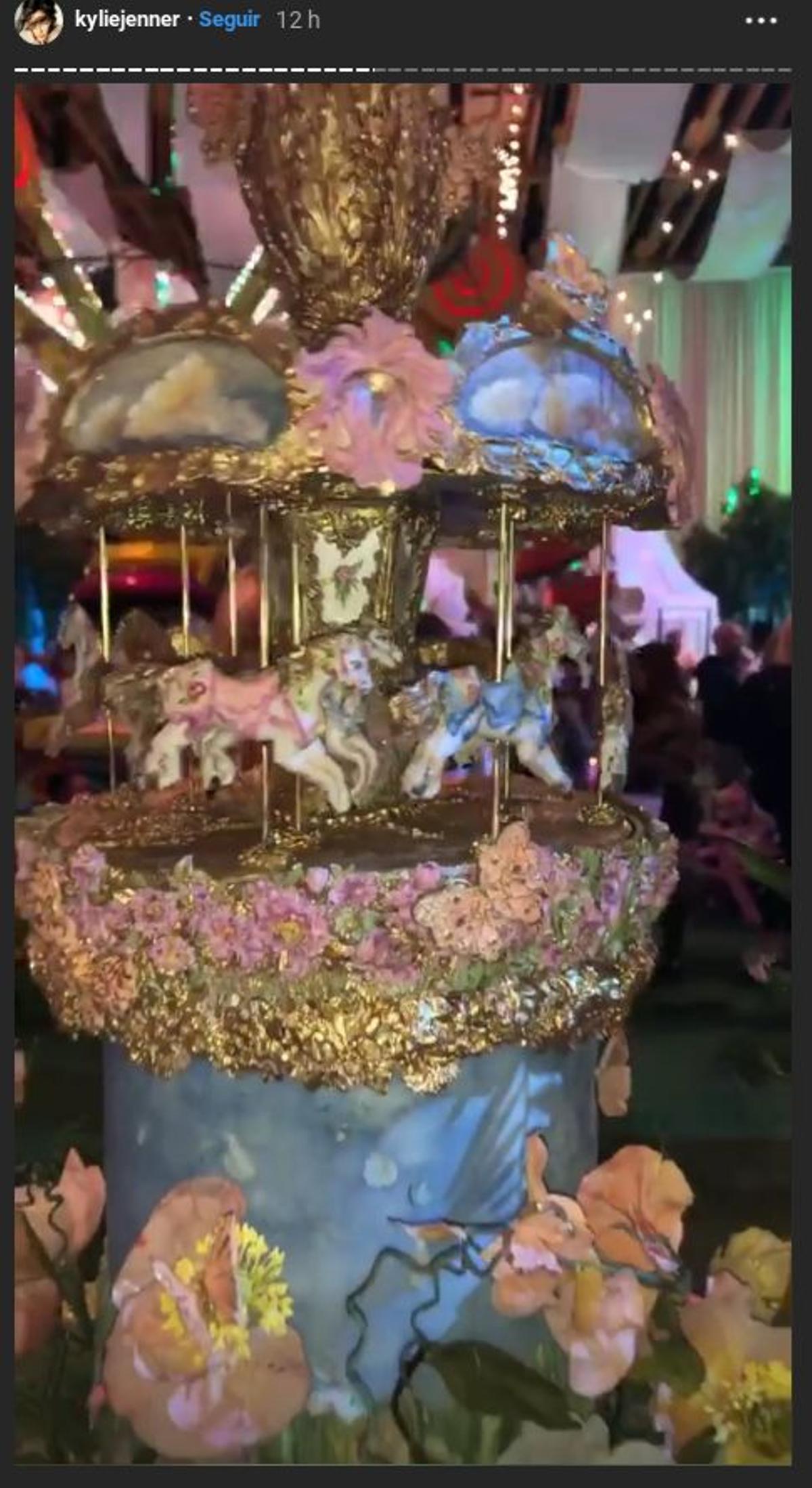 Espectacular tarta de cumpleaños de Stormi con forma de tíovivo