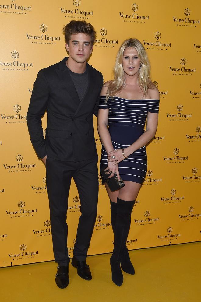 Alexandra Richards y River Viiperi en la fiesta Veuve Clicquot Yelloween