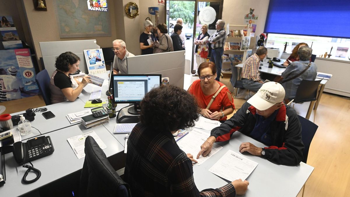 Los madrileños ya pueden reservar viajes del Imserso: “Muchos vienen a primera hora para que les encuentres lo que quieren"