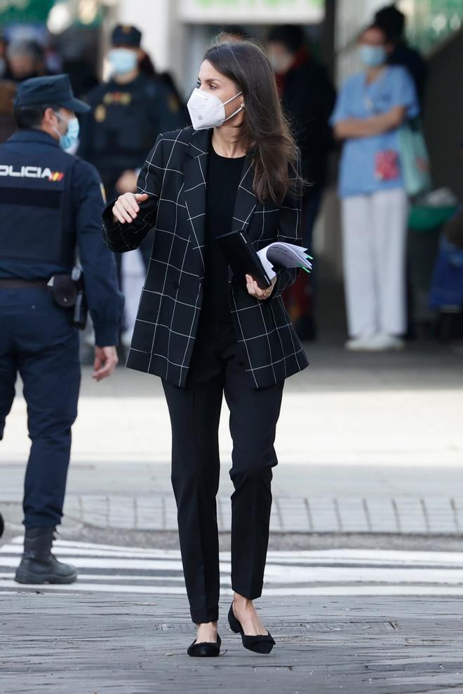 La reina Letizia de negro con zapato plano