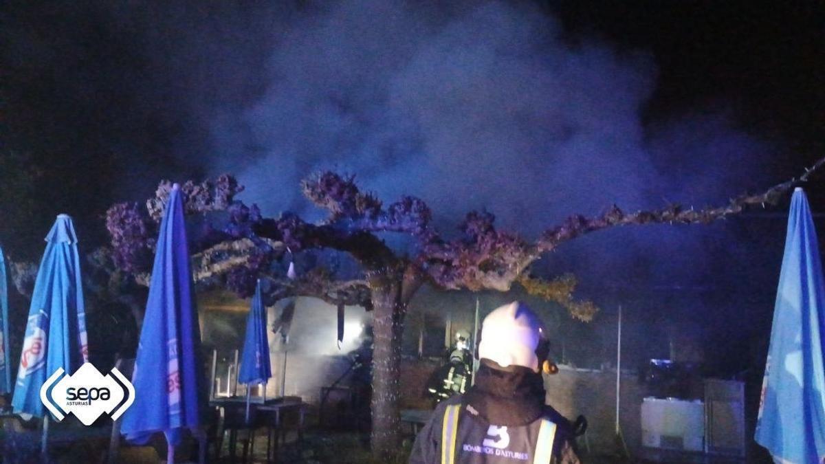 "Es uno de los momentos más duros desde que abrimos", sostienen los propietarios de la parrilla avilesina arrasada por el fuego de madrugada