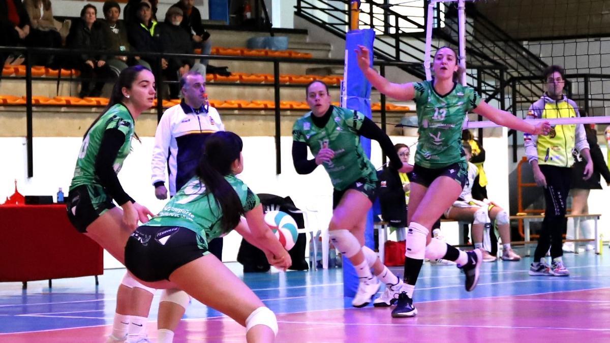 Ángela Peña defiende en segunda línea.