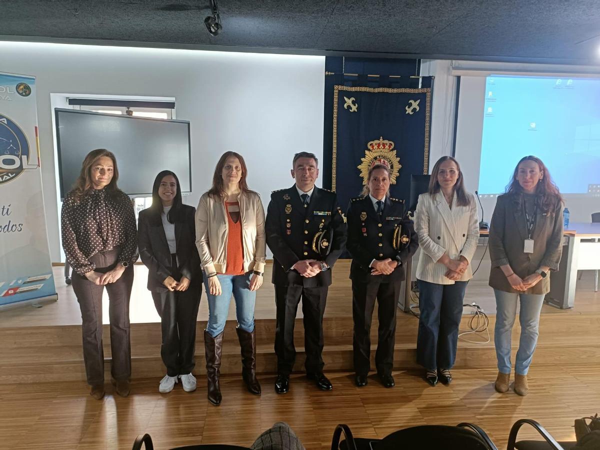 El comisario Luis Hombreiro y la comisaria Miriam Rifai, con uniforme oficial, asistieron a la inauguración de las jornadas.