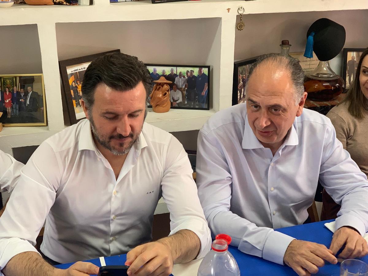 El alcalde y el conseller de Emergencias e Interior, durante la cita gastronómica de este miércoles