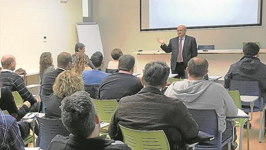 Empresarios regionales explican en una charla cómo triunfaron en sus negocios