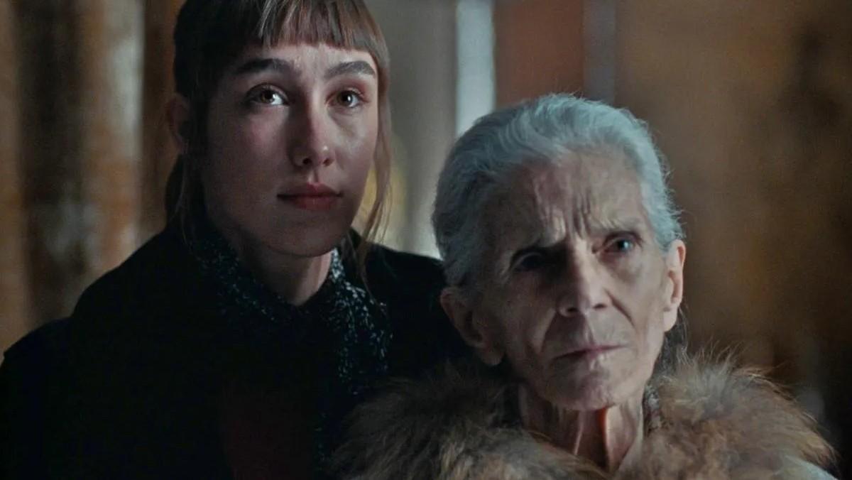 Almudena Amor (izquierda) y Vera Valdez, en una imagen de 'La abuela'.