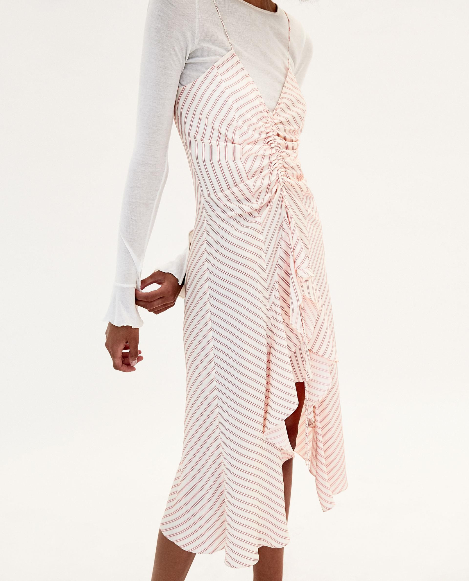 Las combinaciones imposibles de Zara, que terminarás llevando: vestido asimétrico y camiseta de manga larga