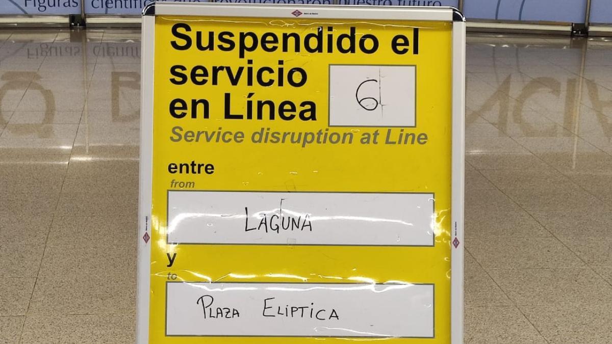 Cartel de aviso de suspensión de la línea 6 de Metro Madrid.