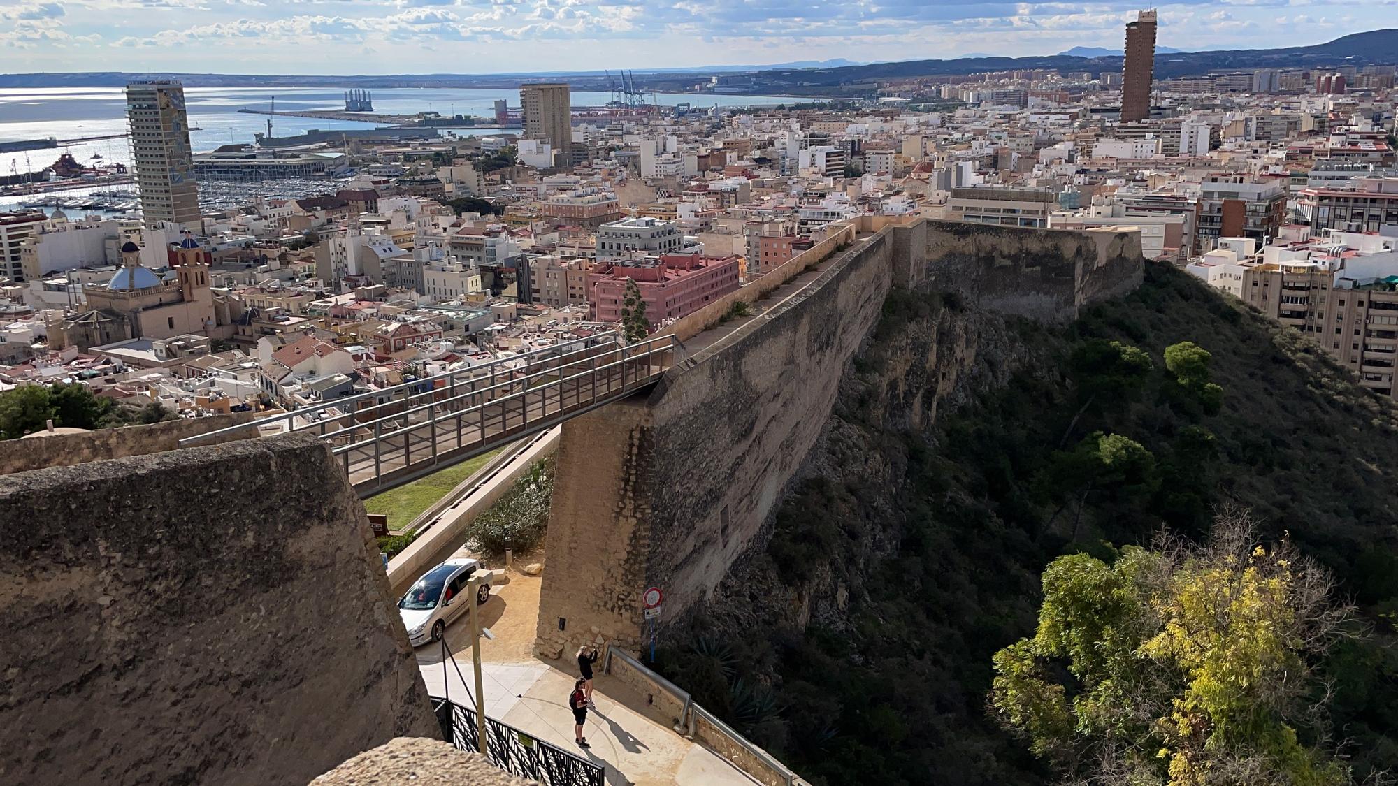 Restos de basura, pintadas, grietas... Esta es la imagen que da el Castillo de Santa Bárbara