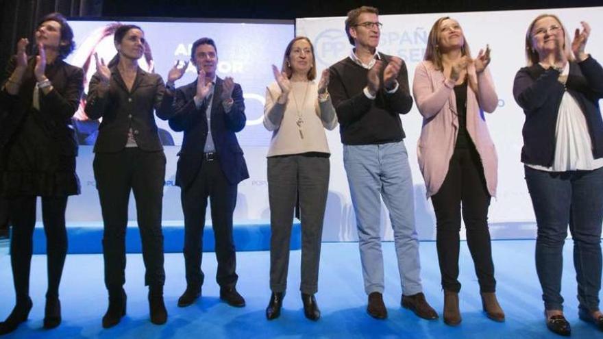 Desde la izquierda, Marta Lucio, Pilar Rojo, Miguel Fidalgo, Ana Pastor, Núñez Feijóo, Elena Muñoz e Irene Garrido, anoche en Vigo. // Grobas