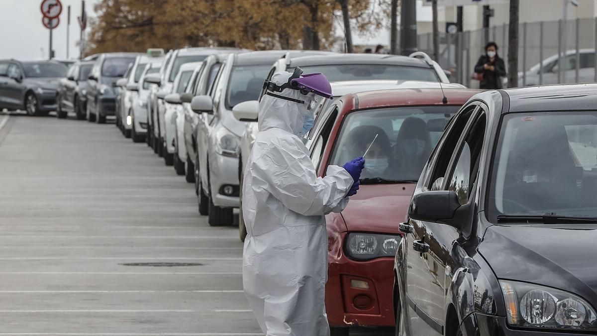 Un sanitario realiza una prueba PCR en una imagen de archivo.