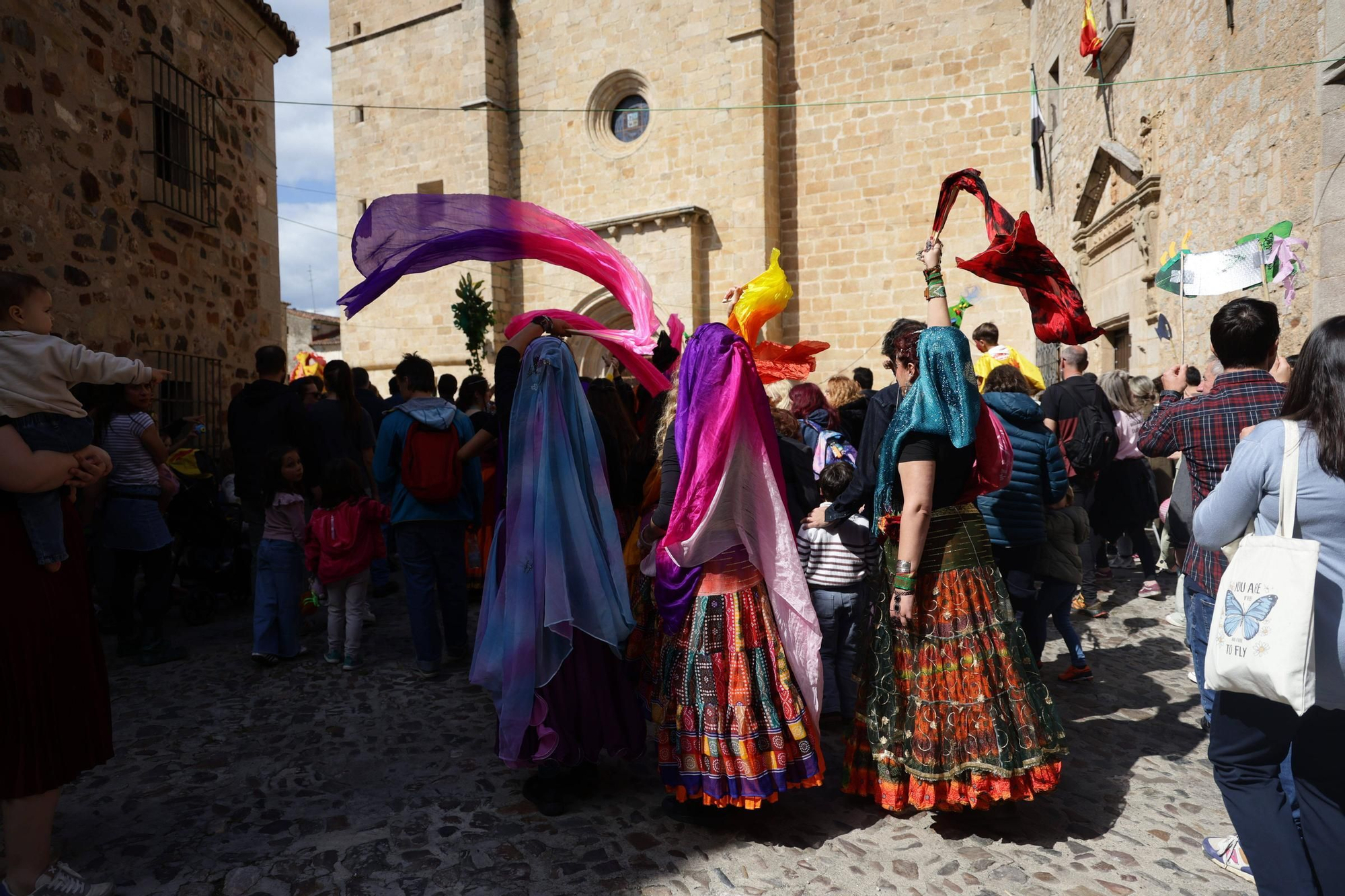 Las imágenes de este domingo de Womad en Cáceres: el pasacalles pone el broche final
