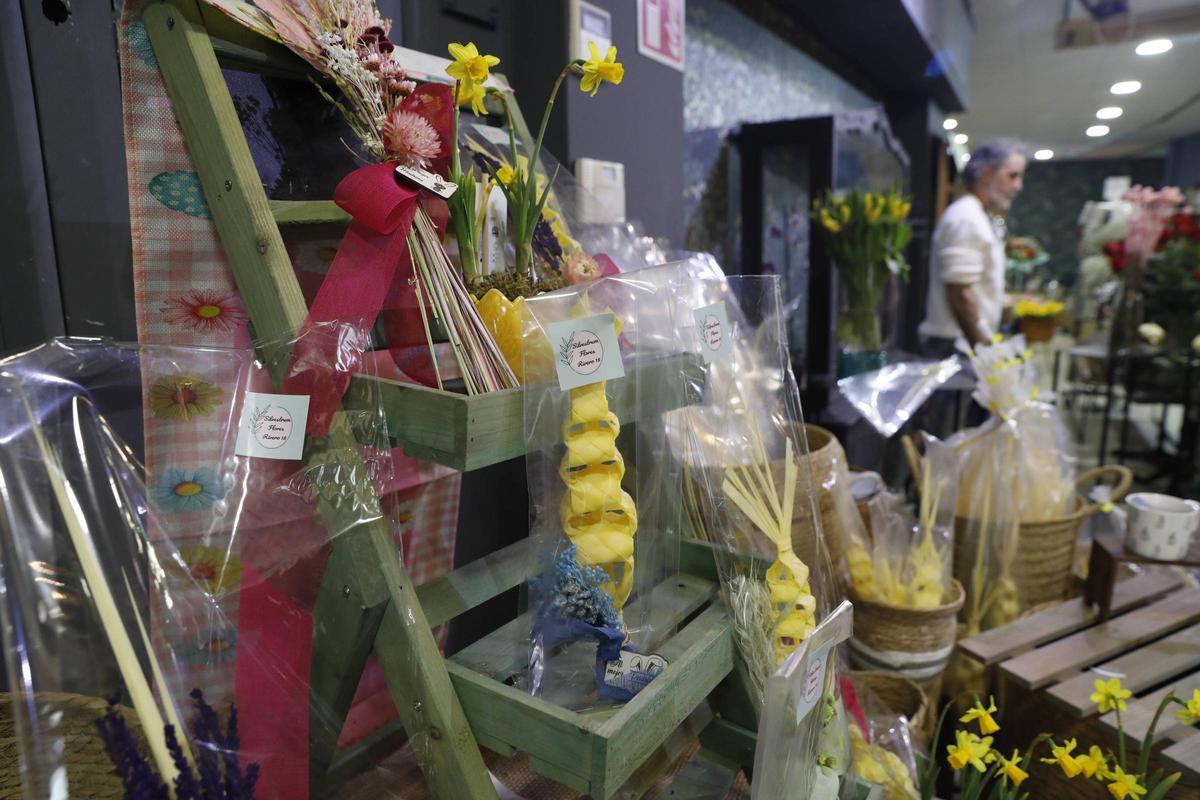 Juan Mingo, al fondo, en la floristería "Silvestrum" de Avilés.