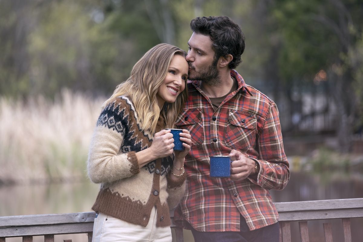 Kristen Bell y Adam Brody en una escena de la serie 'Nadie quiere esto'