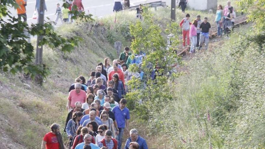 Vecinos de Pontevedra y Vilaboa recorrieron el tramo viario en mayo para defender la &quot;vía verde&quot;. // S.A.