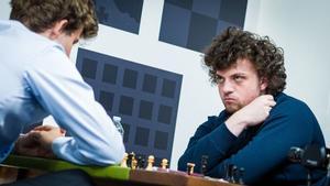 Niemann mira fijamente a Carlsen durante su partida en San Luis.