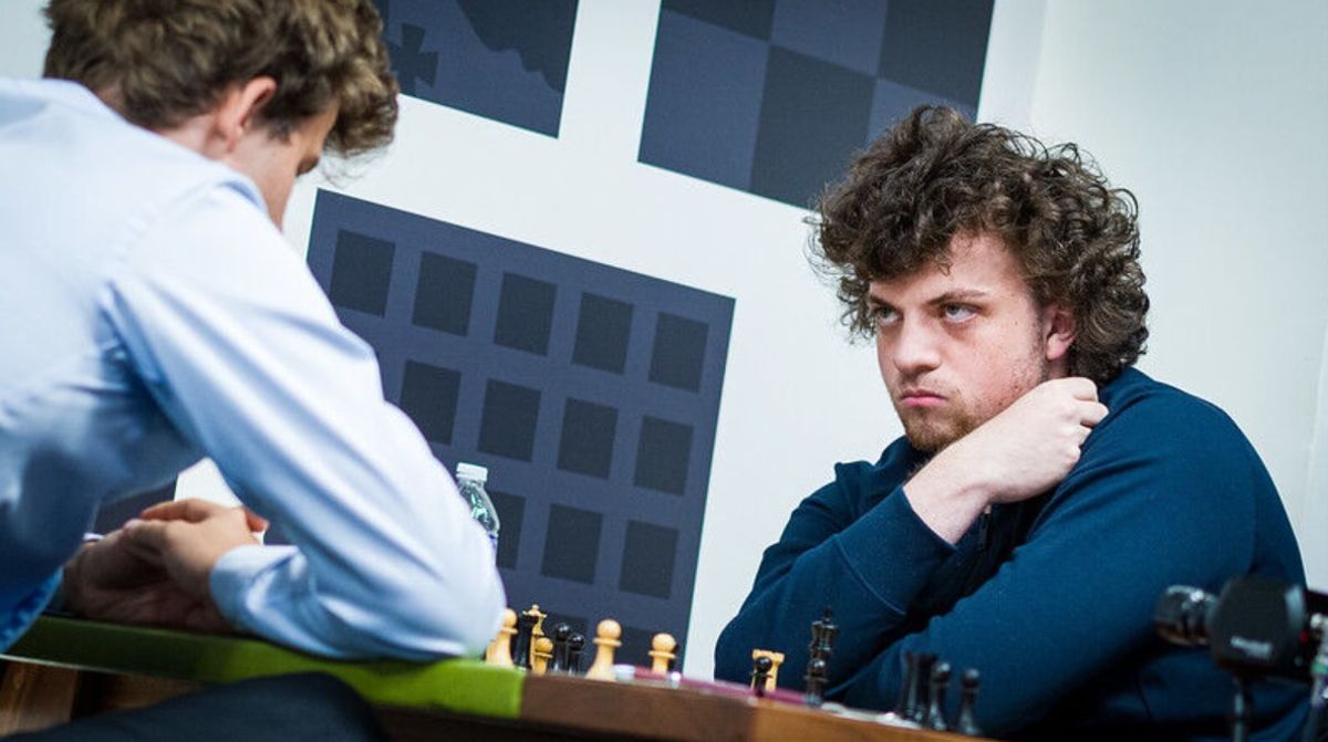 Niemann mira fijamente a Carlsen durante su partida en San Luis.